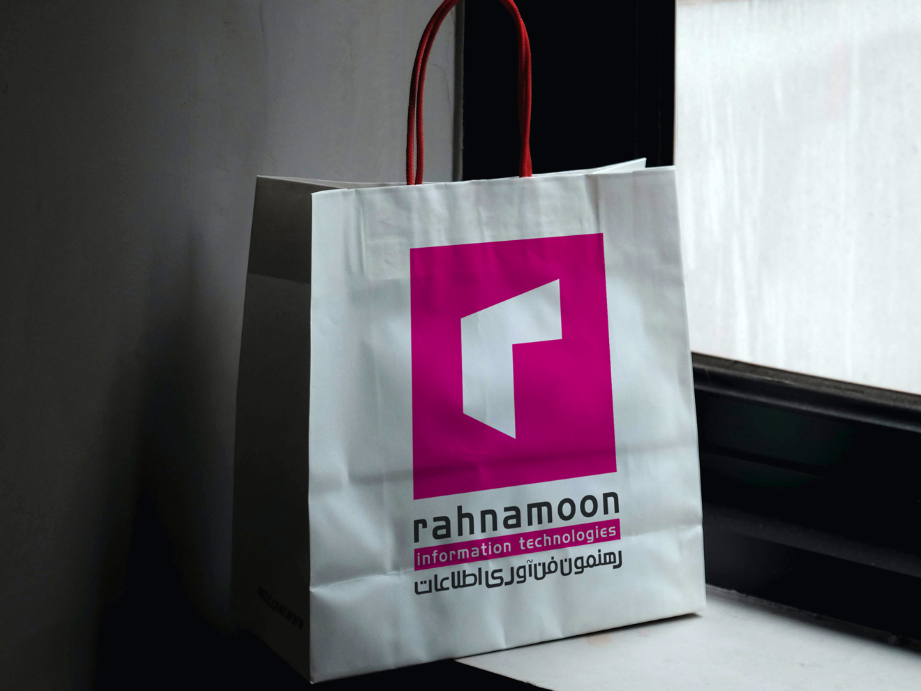 ساک دستی اختصاصی با طراحی سفارشی برای هویت‌سازی و تمایز برند